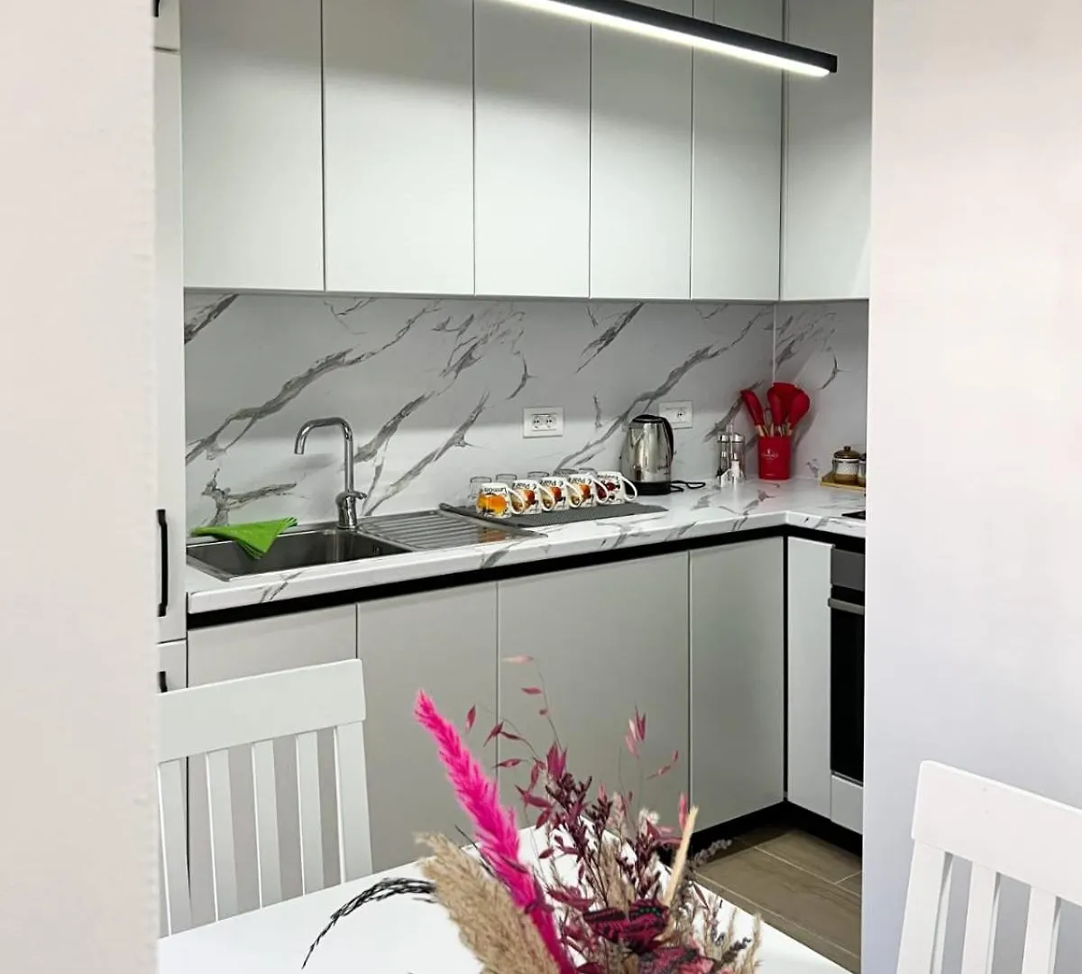 Komuna Parisit New Apartment Tirana 0*,
